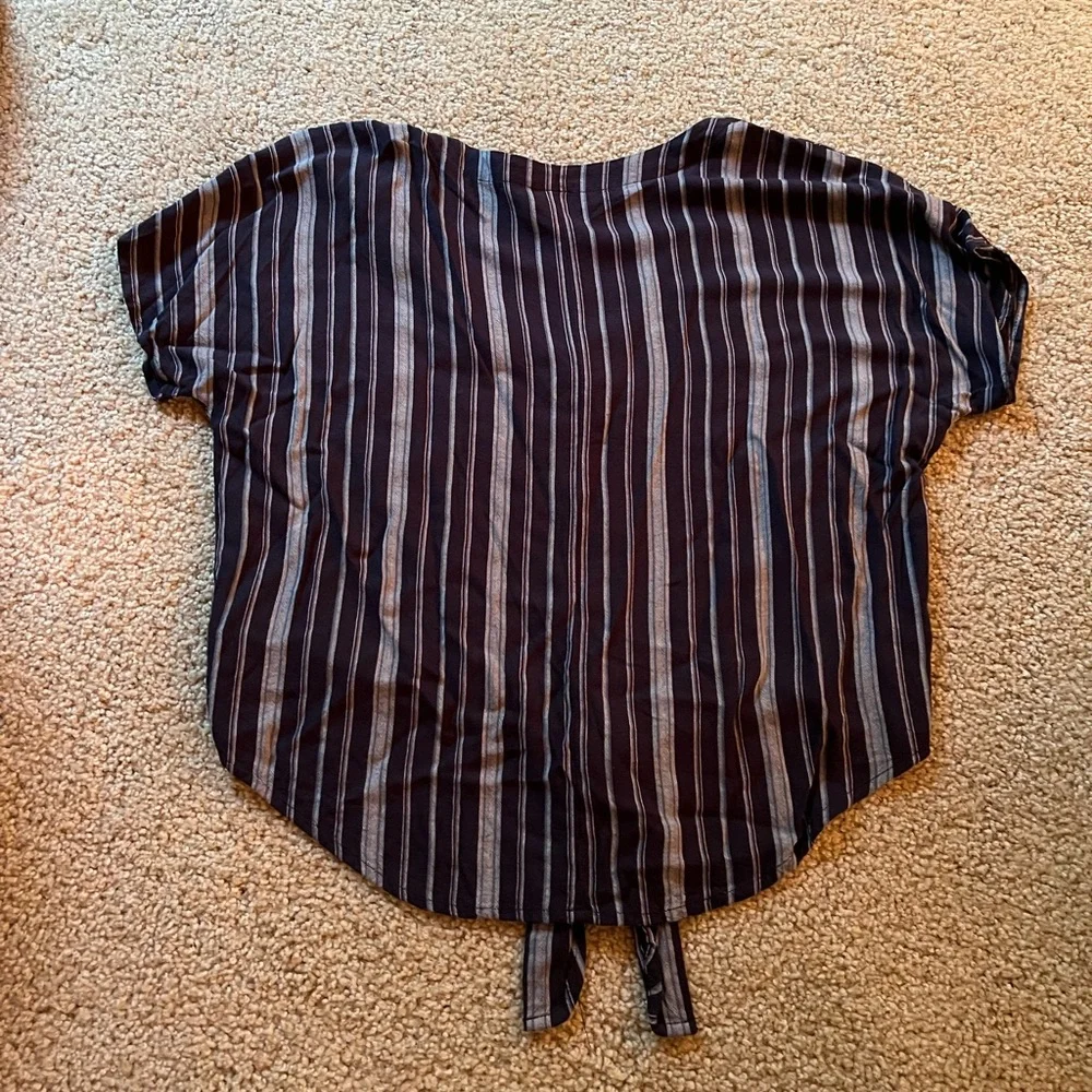 Universal Thread Button Up - Picture 3 of 3